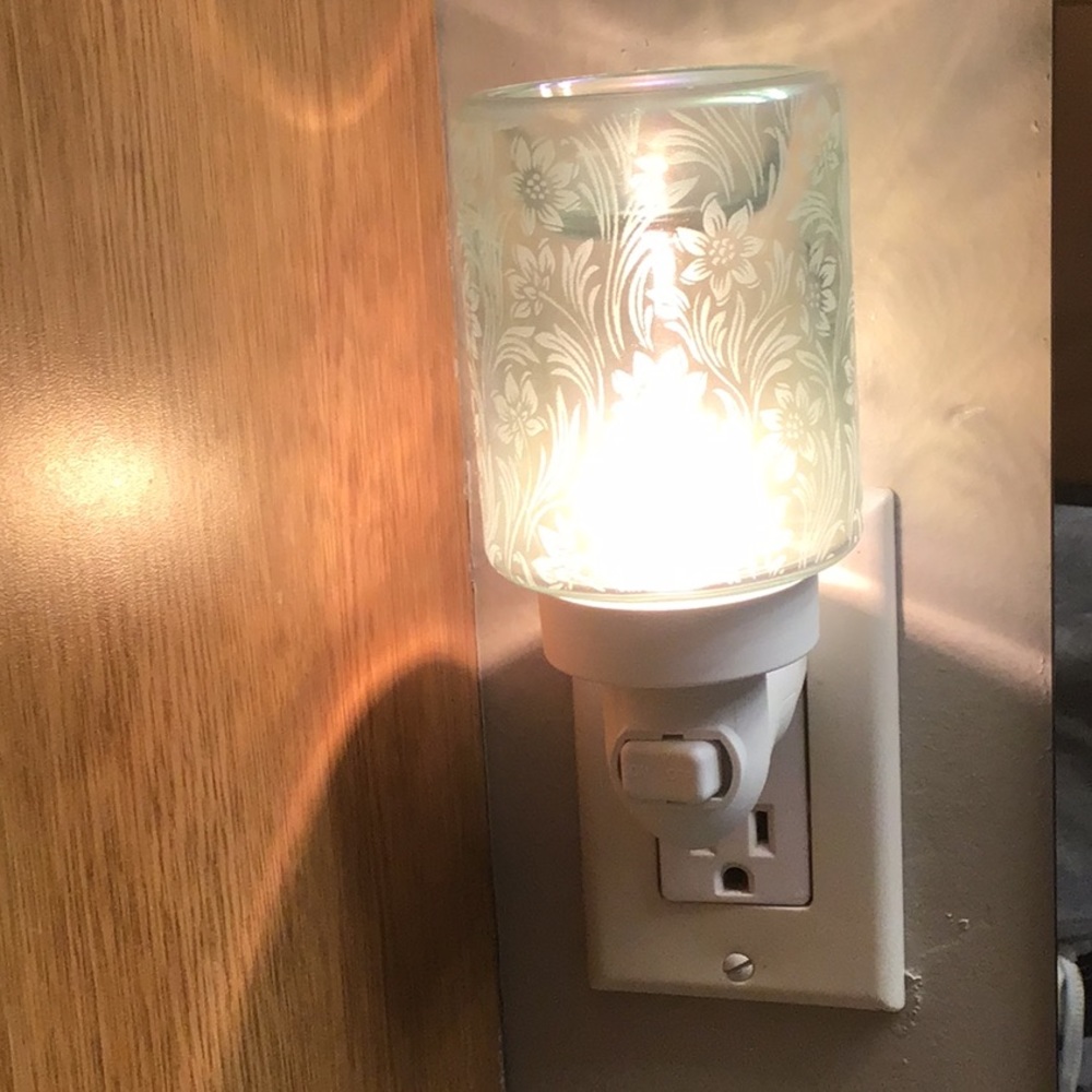 ###SOLD OUT#### NWT scentsy mini warmer plug-in floral iridescent